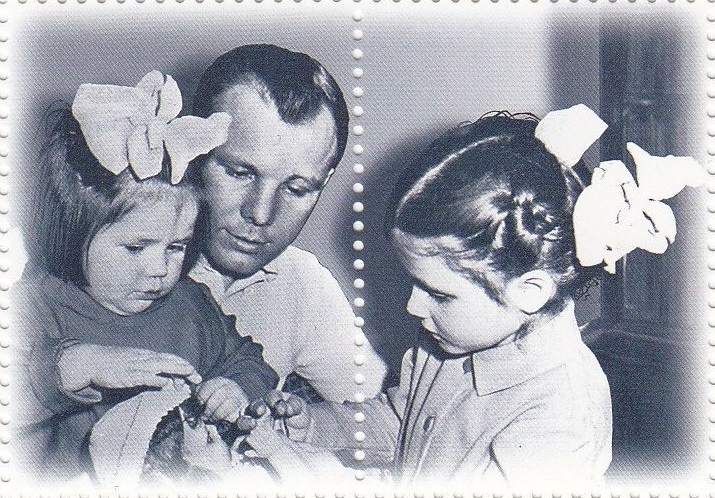 2009 1304 Гагарин Ю.А. 75 лет со дня рождения. Фотография с детьми